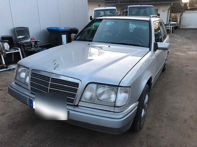 Silber Gebraucht 1995 Mercedes E220 Kombi | 2.100 € - Bild 1/4