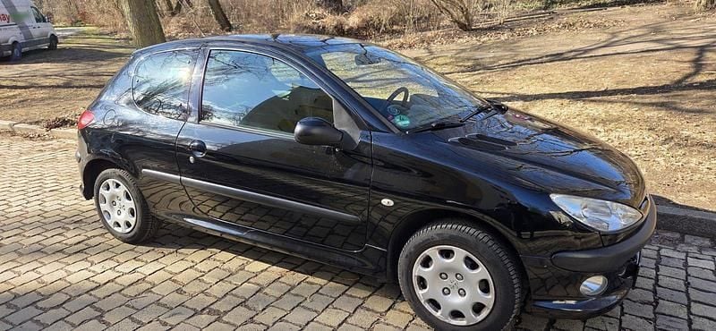 Gebraucht Peugeot 206 75 PS (55 kW) 2009 Schwarz Kleinwagen