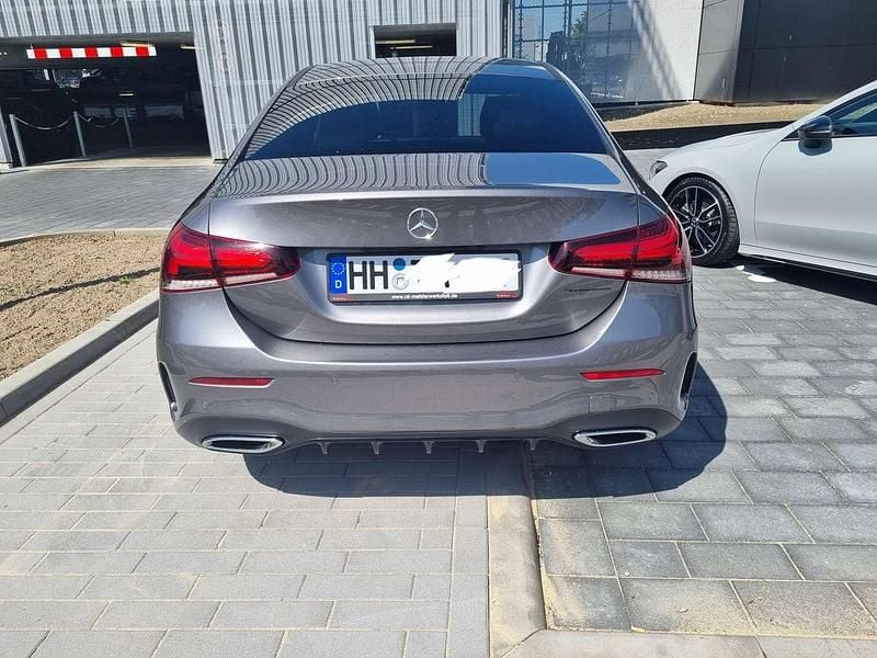 Grau Gebraucht 2019 Mercedes A180 AMG line Limousine | 22.800 € (Guter Preis) - Bild 1/4