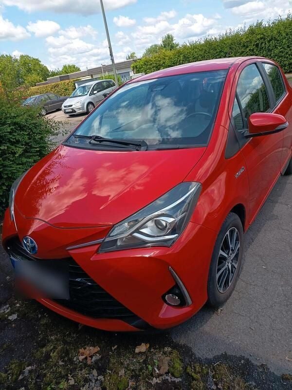 Rot Gebraucht 2018 Toyota Yaris Hybrid Kleinwagen | 12.999 € (Guter Preis) - Bild 1/4