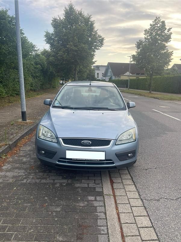Blau Gebraucht 2005 Ford Focus Ghia Limousine | 2.900 € (Etwas zu teuer) - Bild 1/4