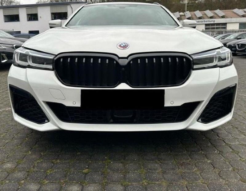 Weiß Gebraucht 2023 BMW 530e M Sport Kombi | 38.990 € (Guter Preis) - Bild 1/4