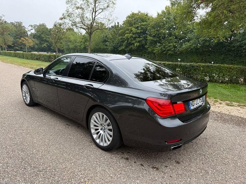 Gebraucht BMW 750 Sport Line 408 PS (300 kW) 2009 Grau Limousine