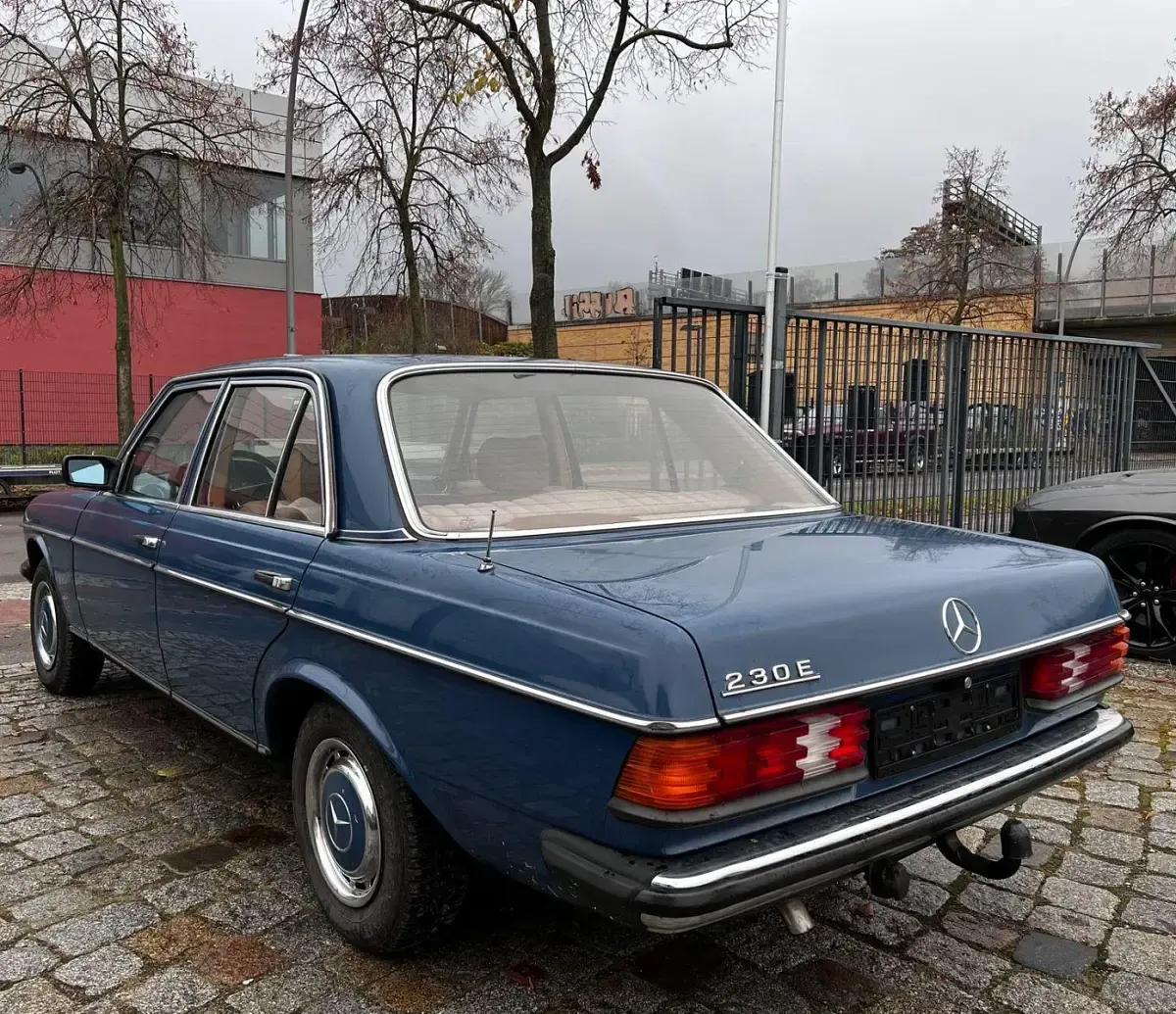 Gebraucht Mercedes E230 136 PS (100 kW) 1981 Blau Limousine