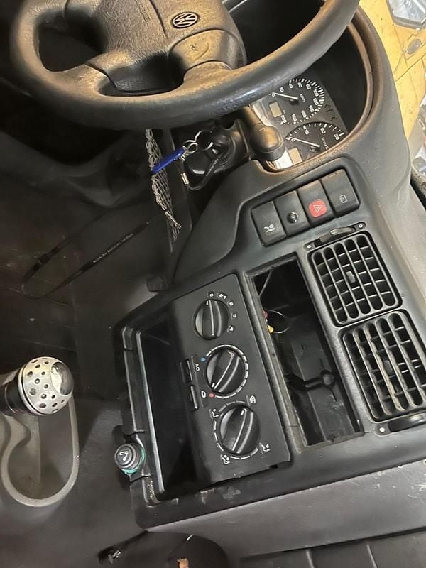 Second-hand VW Caddy 90 CP (66 kW) 2002 Alb Monovolum