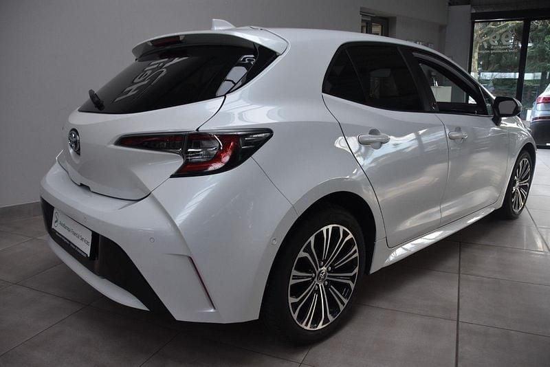 Gebraucht Toyota Corolla Hybrid Team 122 PS (89 kW) 2022 Weiß Limousine