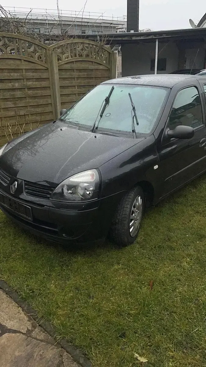 Używany Renault Clio II 75 KM (55 kW) 2004 Czarny Sedan/Limuzyna