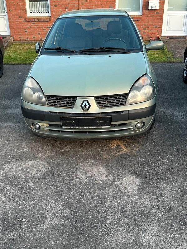 Grün Gebraucht 2003 Renault Clio II Kleinwagen | 900 € (Fairer Preis) - Bild 1/4