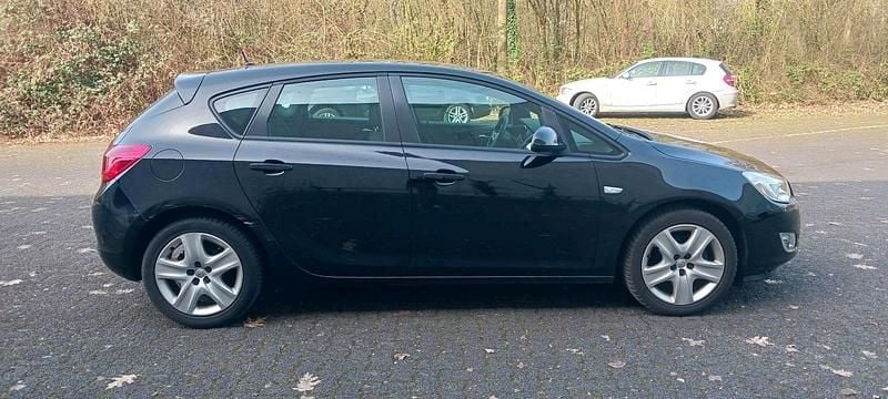 Gebraucht Opel Astra 115 PS (84 kW) 2011 Schwarz Kleinwagen