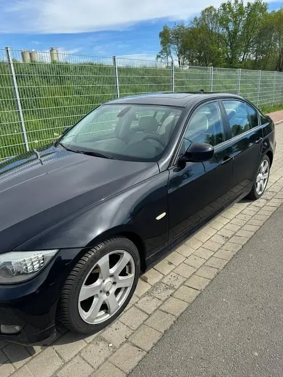 Gebraucht BMW 320 170 PS (125 kW) 2010 Schwarz Limousine