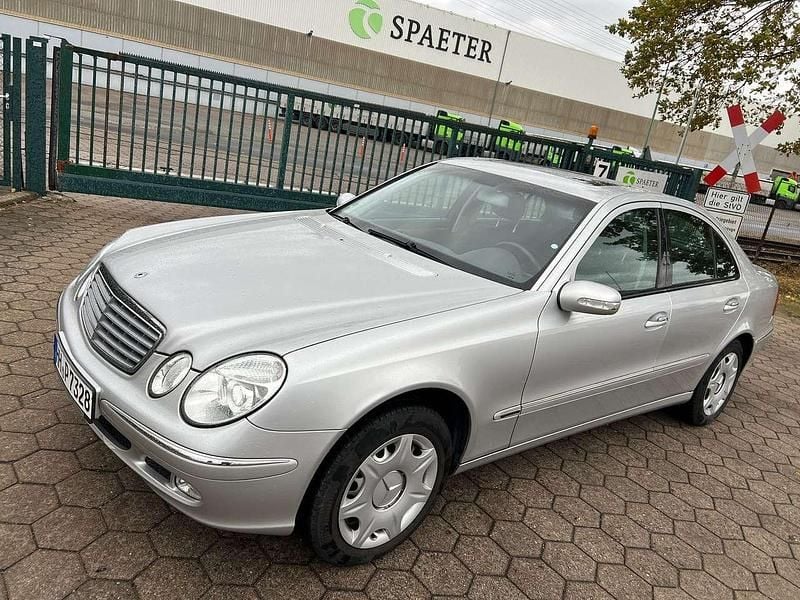 Brillantsilber Gebraucht 2002 Mercedes E240 Elegance Limousine | 2.600 € (Superpreis) - Bild 1/4