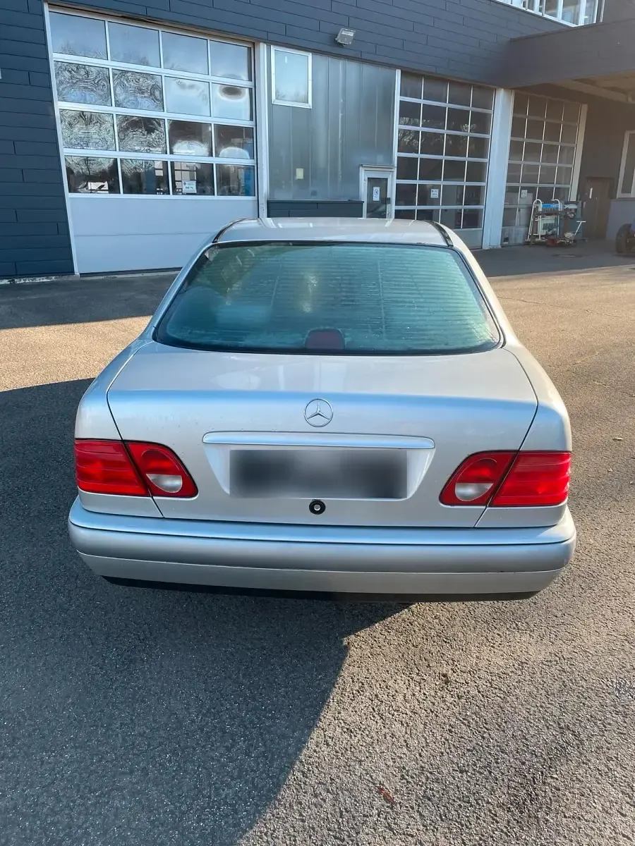 Używany Mercedes E230 150 KM (110 kW) 1996 Srebrny Sedan/Limuzyna