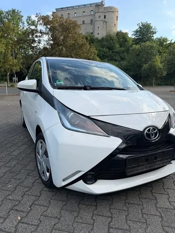 Gebraucht Toyota Aygo 69 PS (50 kW) 2017 Weiß Kleinwagen