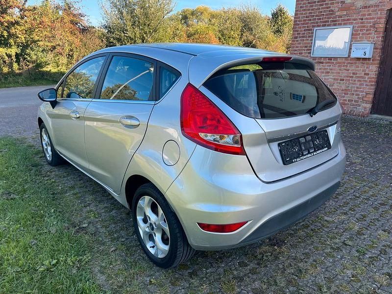 Gebraucht Ford Fiesta Titanium 82 PS (60 kW) 2010 Silber Kleinwagen