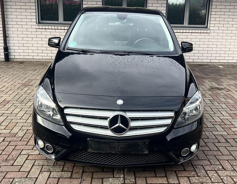 Gebraucht Mercedes B180 122 PS (89 kW) 2012 Schwarz Van / Kleinbus