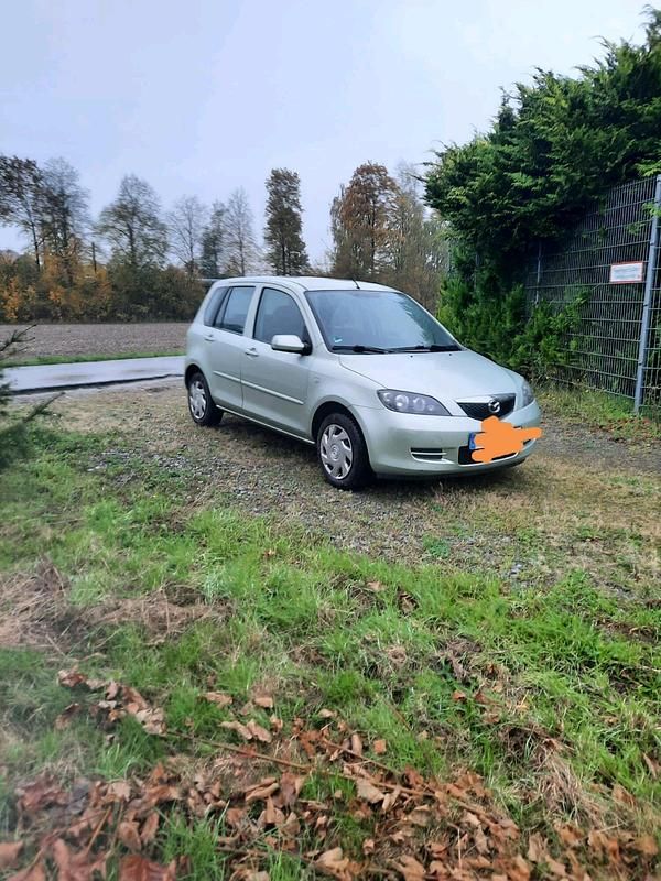 Grün Gebraucht 2005 Mazda 2 Limousine | 2.350 € (Fairer Preis) - Bild 1/4