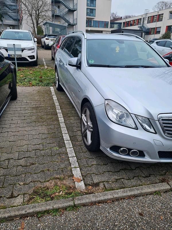 Silber Gebraucht 2011 Mercedes E250 Kombi | 10.700 € (Fairer Preis) - Bild 1/4