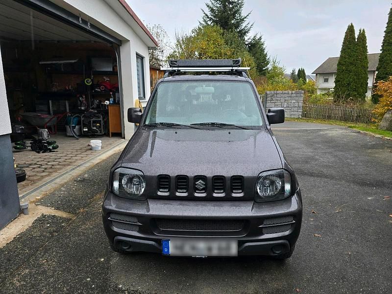 Grau Gebraucht 2010 Suzuki Jimny SUV | 7.099 € (Superpreis) - Bild 1/4