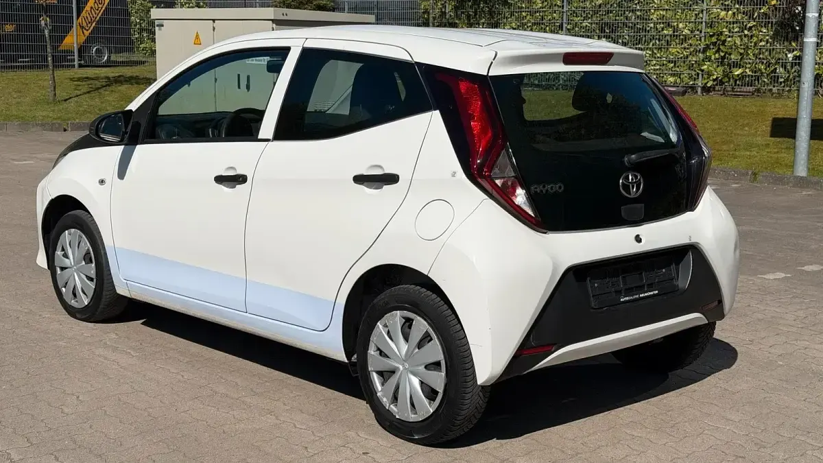 Second-hand Toyota Aygo 72 CP (52 kW) 2020 Alb Hatchback