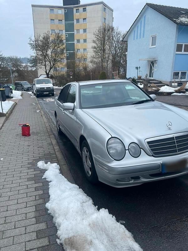 Usata Mercedes E200 116 CV (85 kW) 2000 Argento Berlina