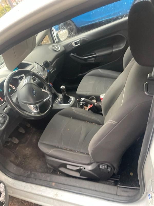 Gebraucht Ford Fiesta 74 PS (54 kW) 2016 Weiß Kleinwagen