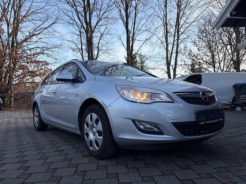 Gebraucht Opel Astra Edition 101 PS (74 kW) 2012 Argon silber/ice silver (m2) Kombi