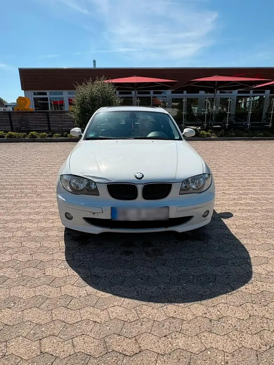 Gebraucht BMW 120 129 PS (94 kW) 2006 Weiß Kleinwagen