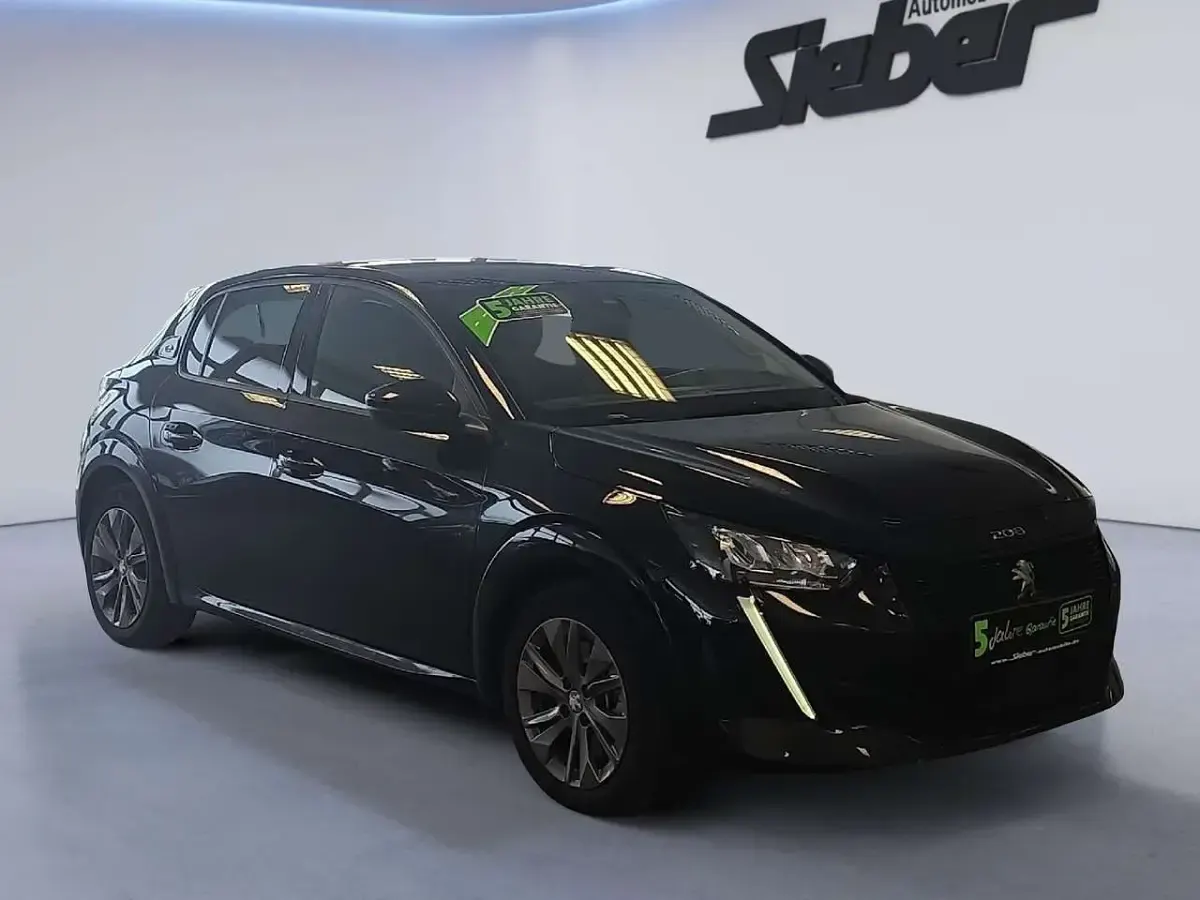 Gebraucht Peugeot e-208 Allure 100 kW (136 PS) 2023 Schwarz perla nera Kleinwagen