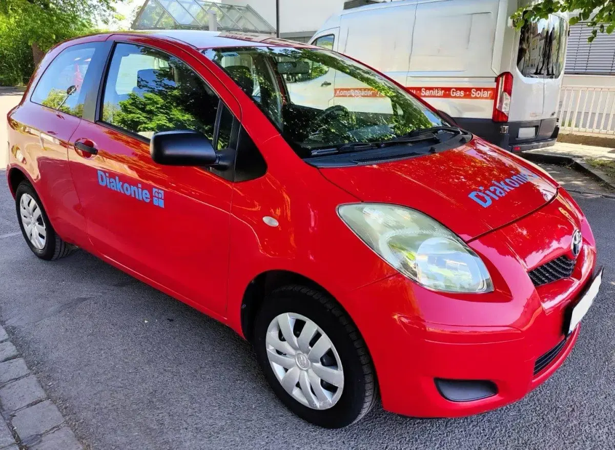 Gebraucht Toyota Yaris Basis 69 PS (50 kW) 2009 Rot Kleinwagen