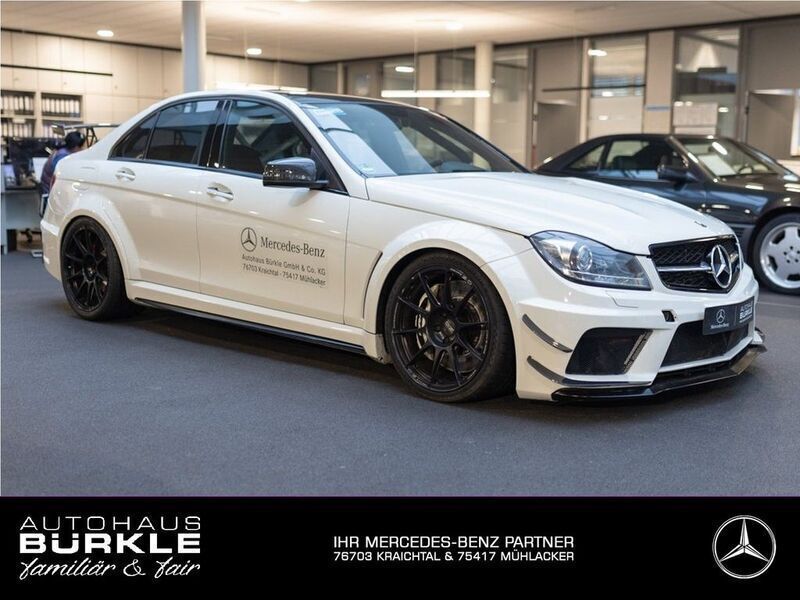 Weiß Gebraucht 2010 Mercedes C63 AMG AMG Limousine | 89.463 € - Bild 1/4