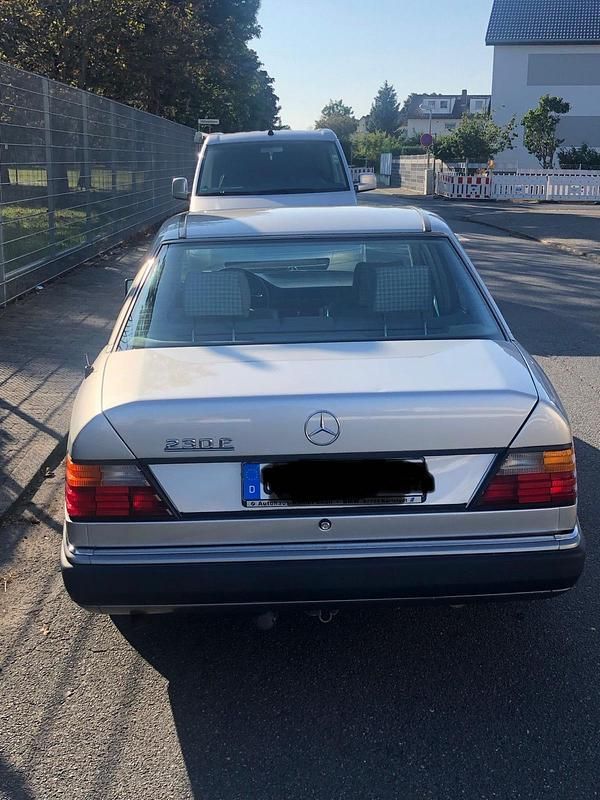 Gebraucht Mercedes E230 136 PS (100 kW) 1991 Silber Limousine