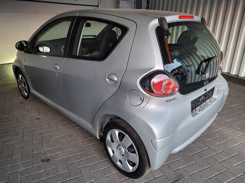 Gebraucht Toyota Aygo Cool 68 PS (50 kW) 2013 Silber Kleinwagen