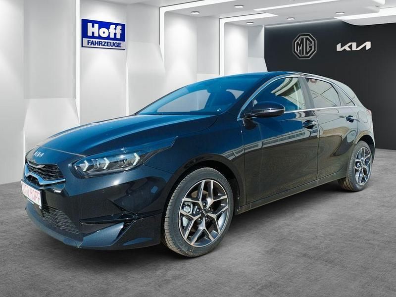 Schwarz Neu 2025 Kia Ceed Limousine | 27.599 € (Teuer) - Bild 1/4