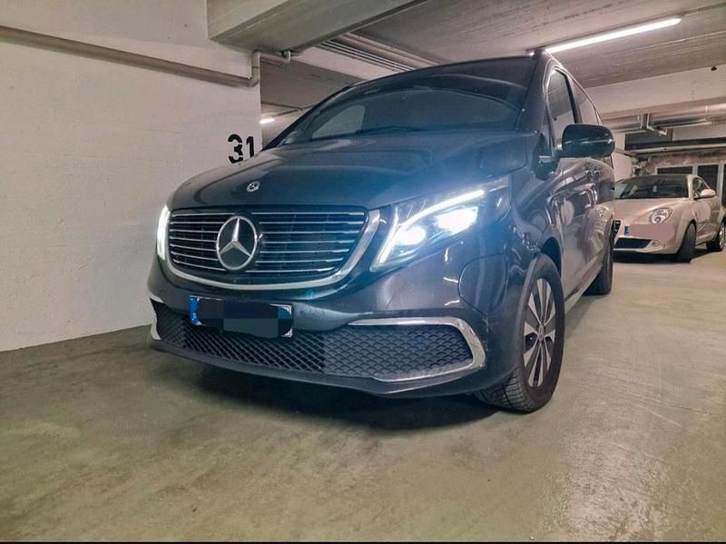 Grau Gebraucht 2022 Mercedes EQV300 Avantgarde Van / Kleinbus | 55.700 € - Bild 1/4