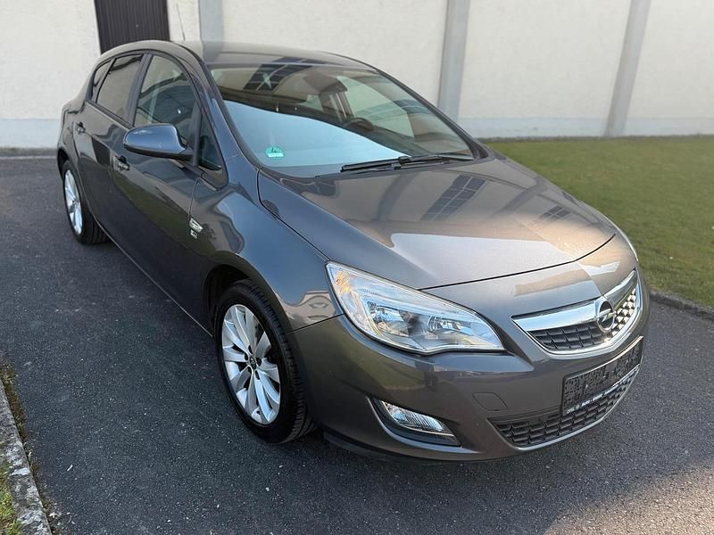 Gebraucht Opel Astra 140 PS (102 kW) 2012 Grau Limousine