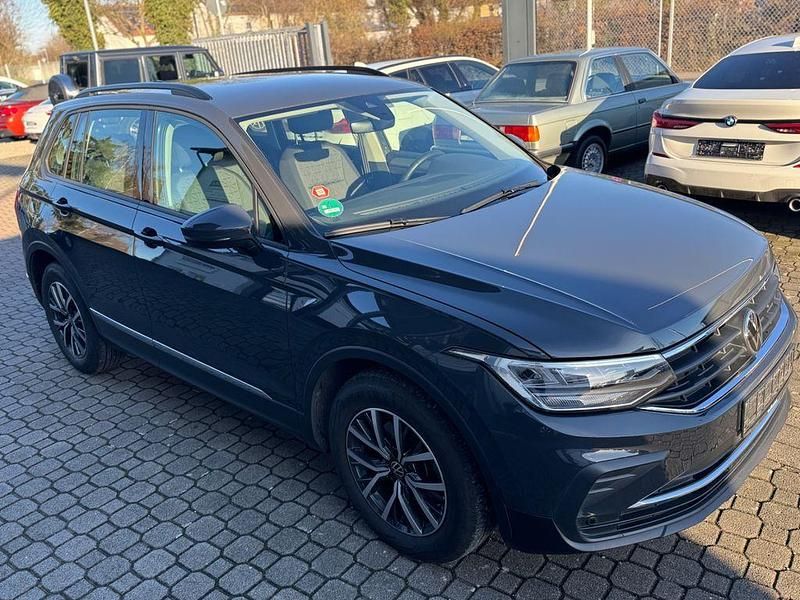 Gebraucht VW Tiguan Life 131 PS (96 kW) 2022 Grau SUV
