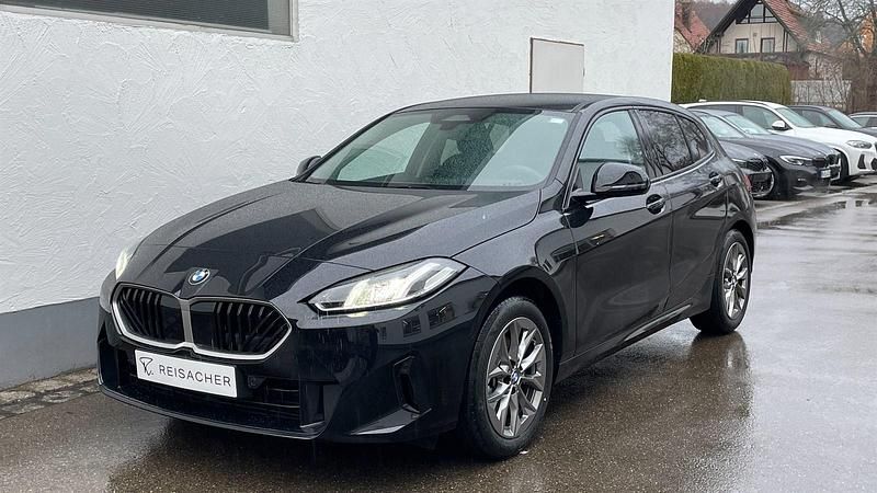 Saphirschwarz metallic Neu 2025 BMW 120 Efficient Dynamics Kleinwagen | 32.999 € (Guter Preis) - Bild 1/4