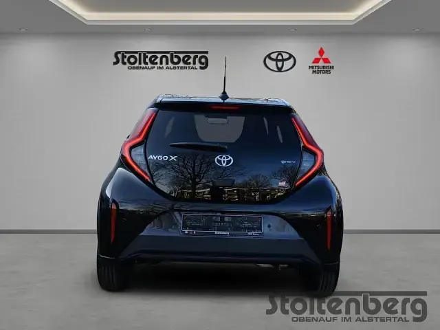 Neu Toyota Aygo X Sport 92 PS (67 kW) 2026 Ash grey metallic / black (grau) SUV