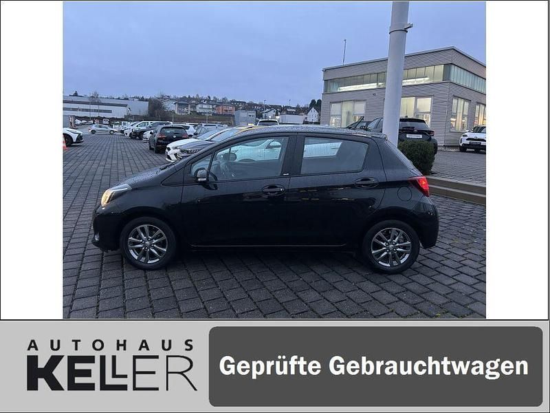 Gebraucht Toyota Yaris Basis 99 PS (72 kW) 2016 Mysticschwarz mica Limousine