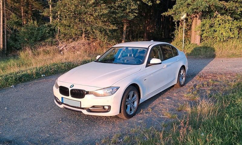 Weiß Gebraucht 2013 BMW 316 Sport Line Limousine | 6.900 € (Guter Preis) - Bild 1/4