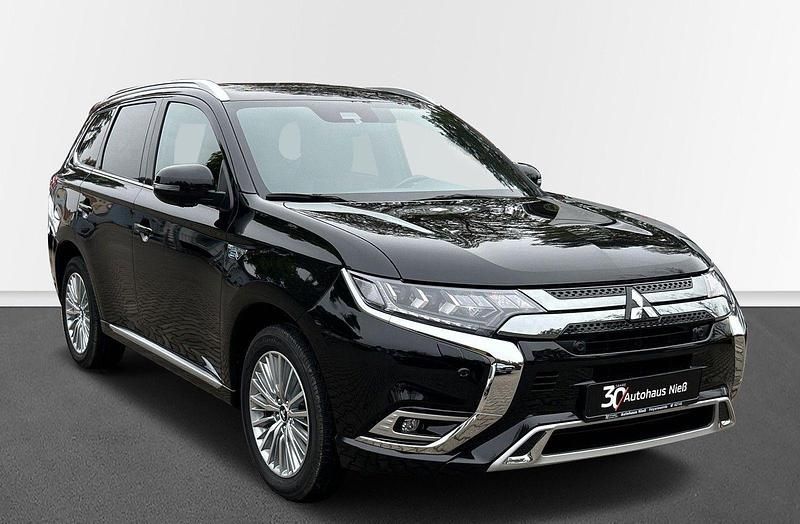 Schwarz metallic Gebraucht 2020 Mitsubishi Outlander P-HEV | 24.800 € (Teuer) - Bild 1/4