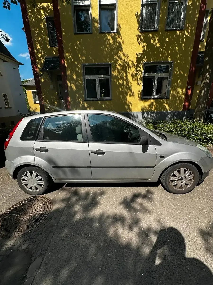 Gebraucht Ford Fiesta 80 PS (58 kW) 2002 Silber Kleinwagen