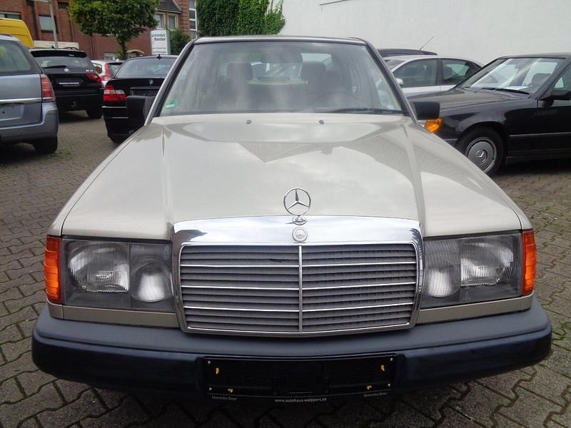 Gebraucht Mercedes E230 131 PS (96 kW) 1988 Gold Limousine