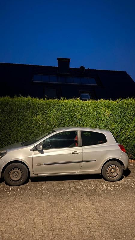 Gebraucht Renault Clio II 75 PS (55 kW) 2007 Silber Kleinwagen