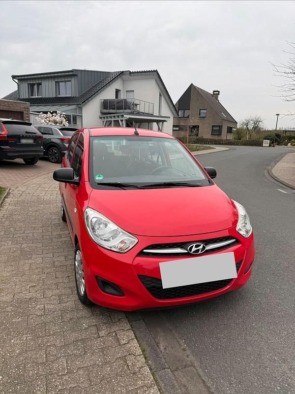 Gebraucht Hyundai i10 69 PS (50 kW) 2012 Rot Kleinwagen