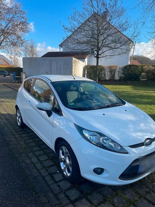 Weiß Gebraucht 2009 Ford Fiesta Titanium Kleinwagen | 2.750 € (Guter Preis) - Bild 1/4