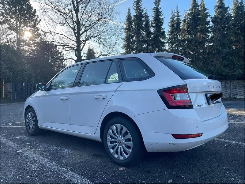 Weiß Gebraucht 2022 Skoda Fabia Kleinwagen | 13.500 € (Superpreis) - Bild 1/4