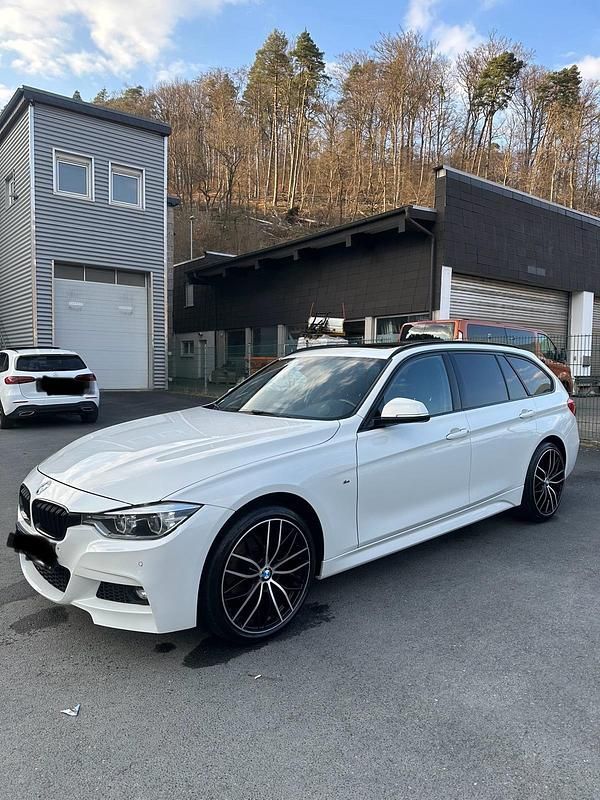 Weiß Gebraucht 2015 BMW 318 M Sport Kombi | 10.399 € (Fairer Preis) - Bild 1/4