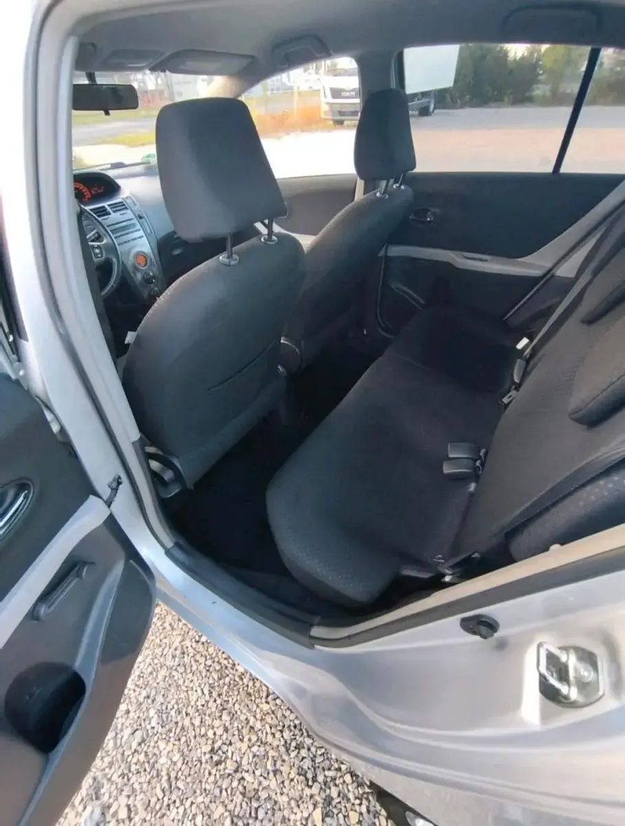 Gebraucht Toyota Yaris 101 PS (74 kW) 2011 Silber Kleinwagen