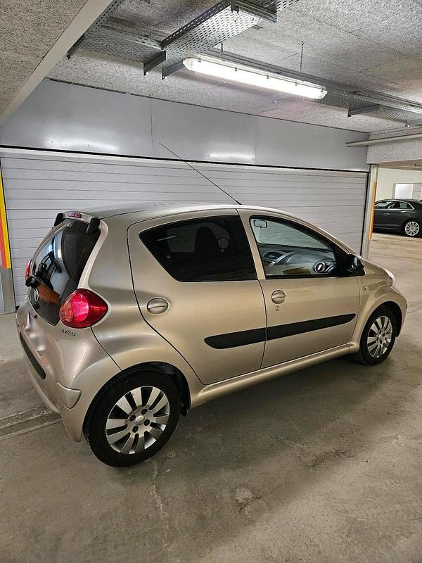 Gebraucht Toyota Aygo 54 PS (39 kW) 2007 Beige Kleinwagen